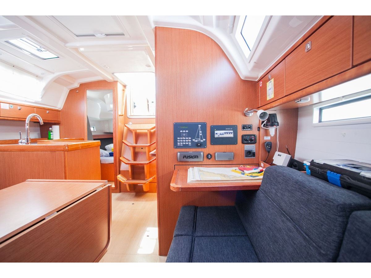 Bavaria Cruiser 37 — photo 8