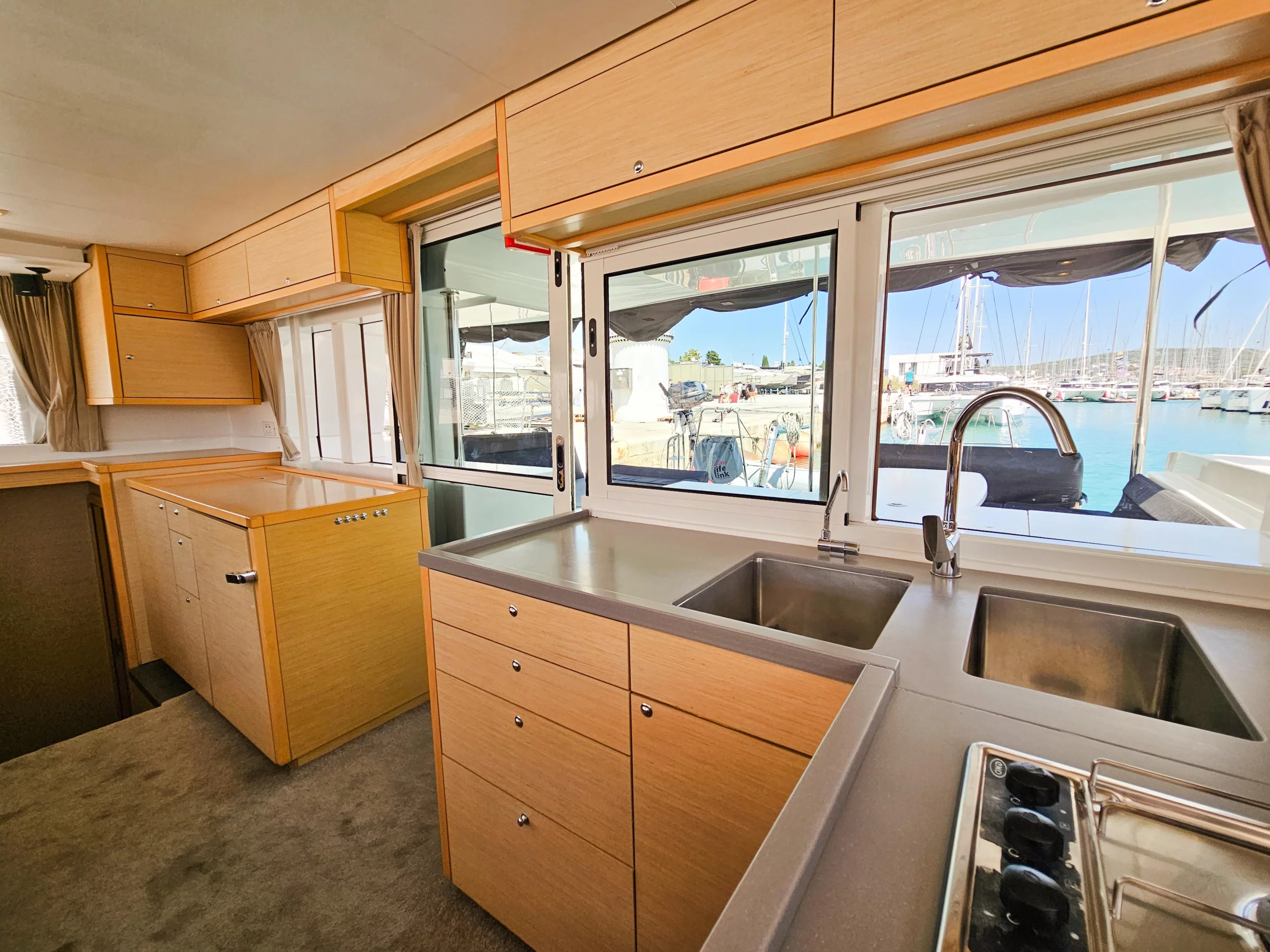 Lagoon 450 Fly (BAROS) kitchen - 11