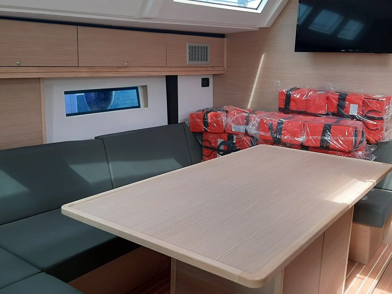 D&D Kufner 56 - 5 cab (IRISA) Interior image - 4