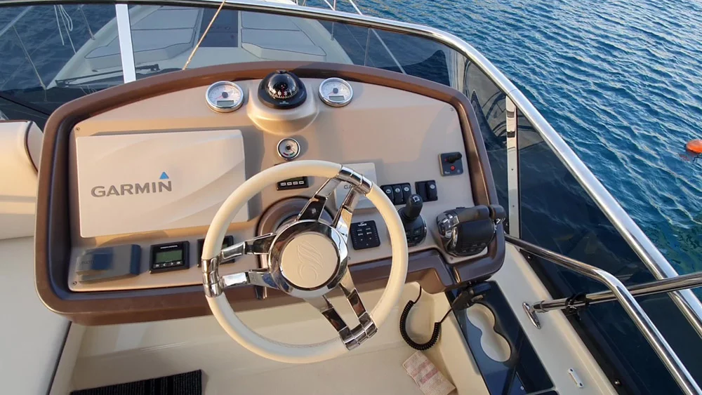 Monte Carlo 5 (Sundowner) fly bridge skipper - 47