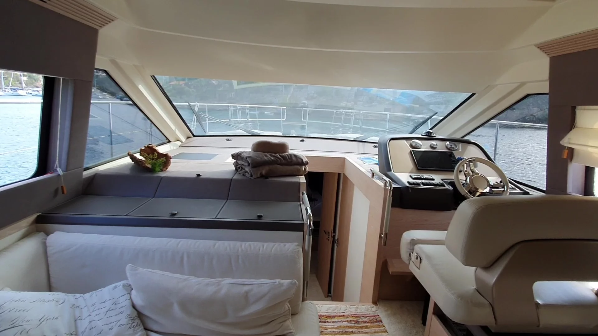 Monte Carlo 5 (Sundowner) cockpit - 14
