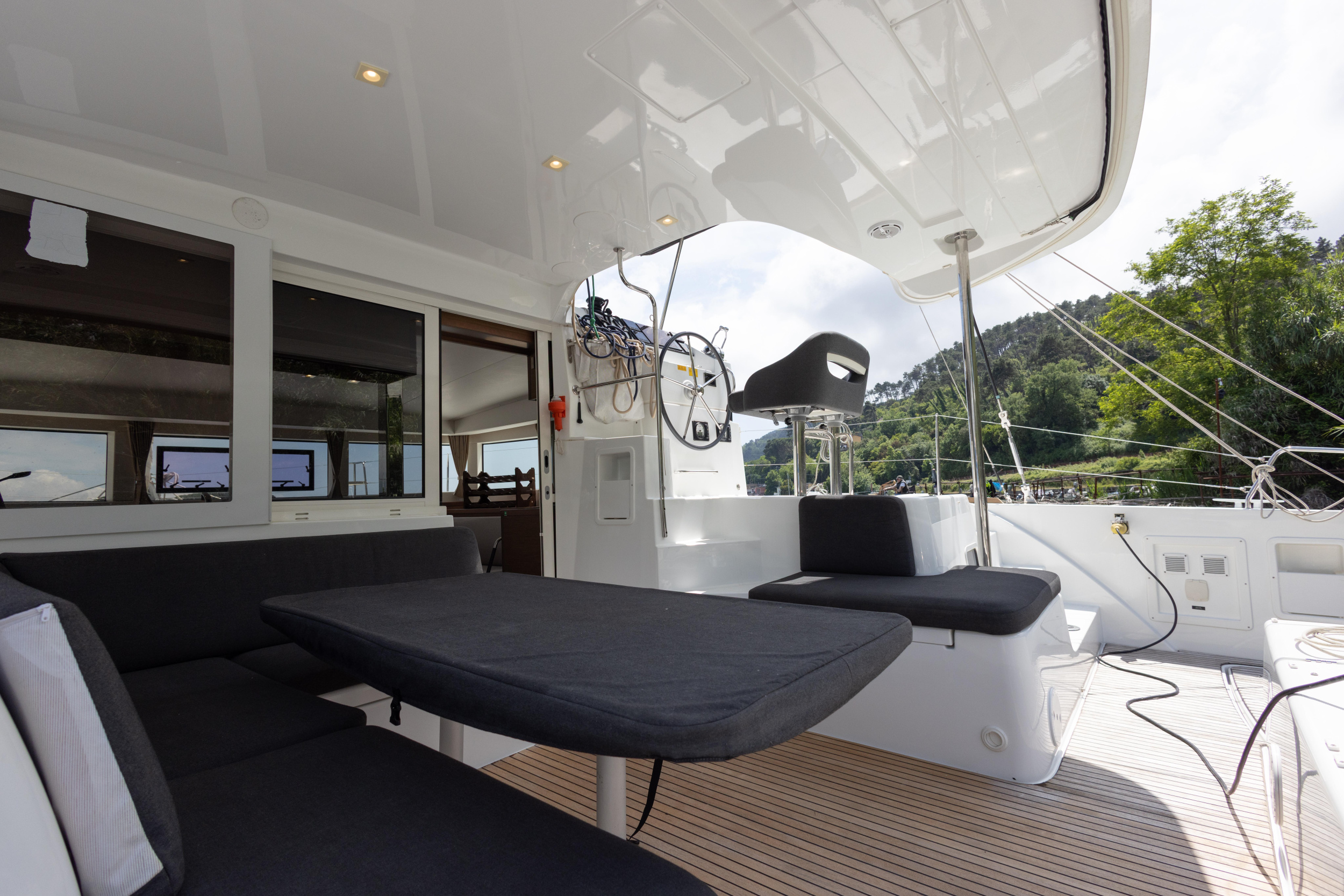 Lagoon 40 — photo 2