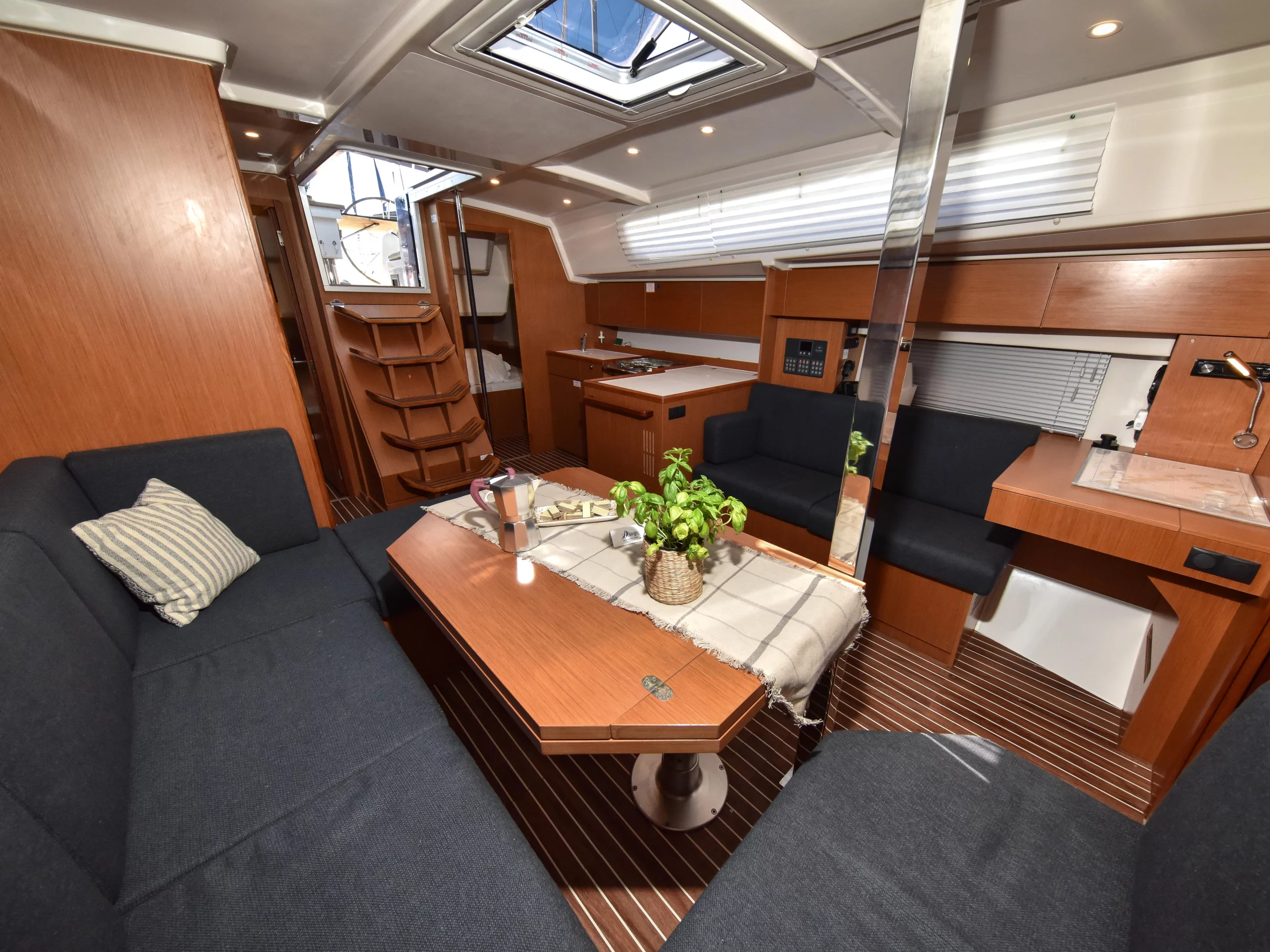 Bavaria C42 (Bella) Interior image - 5