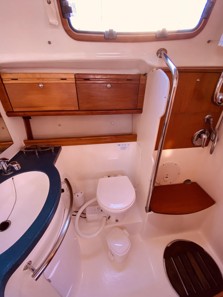 Bavaria 42 Cruiser — photo 18