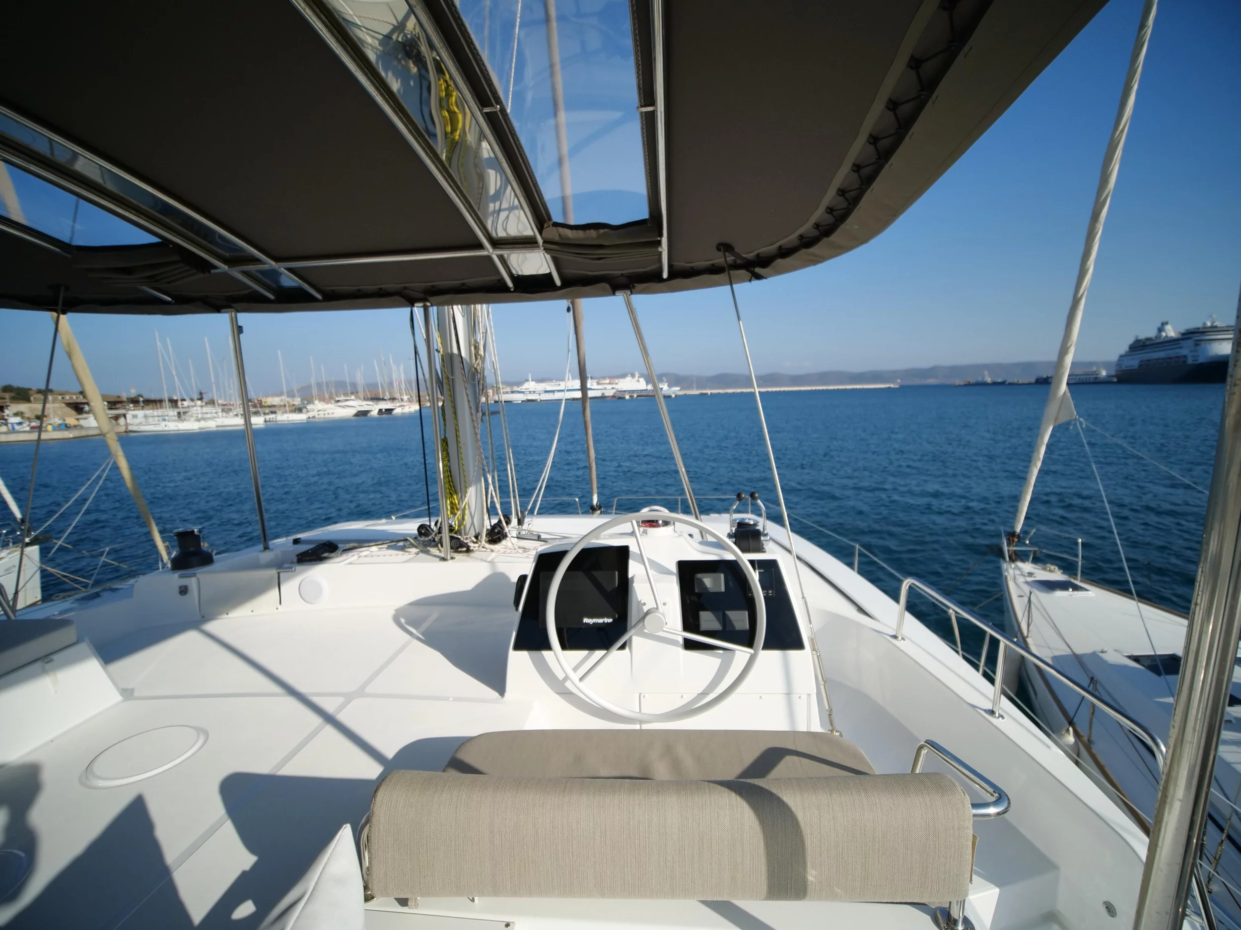 Bali 4.8 (EAGLE) flybridge helm station - 9