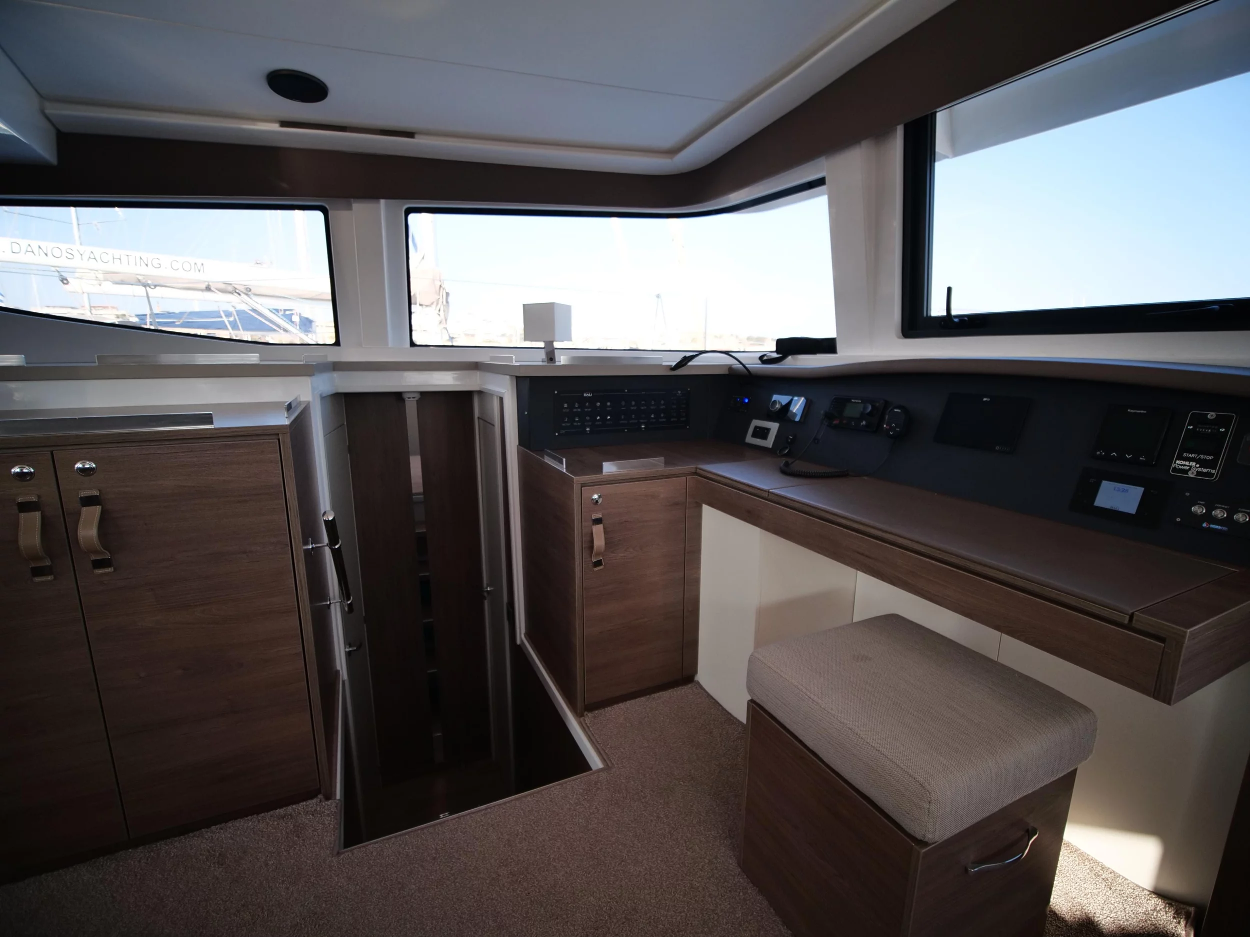 Bali 4.8 (EAGLE) salon helm station - 2
