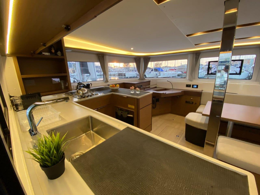 Lagoon 46 — photo 11