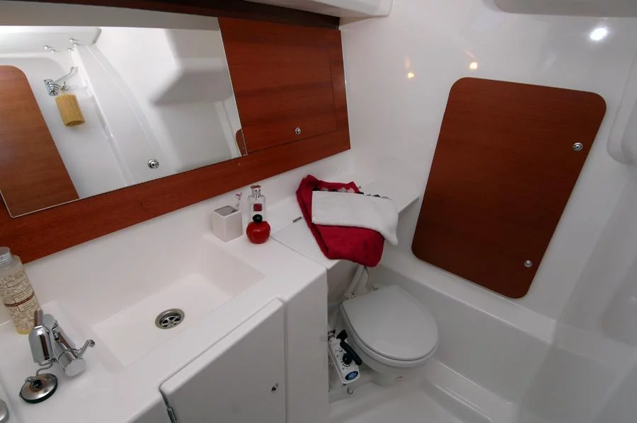 Dufour 335 GL (Lara) Dufour 335 GL bathroom - 3