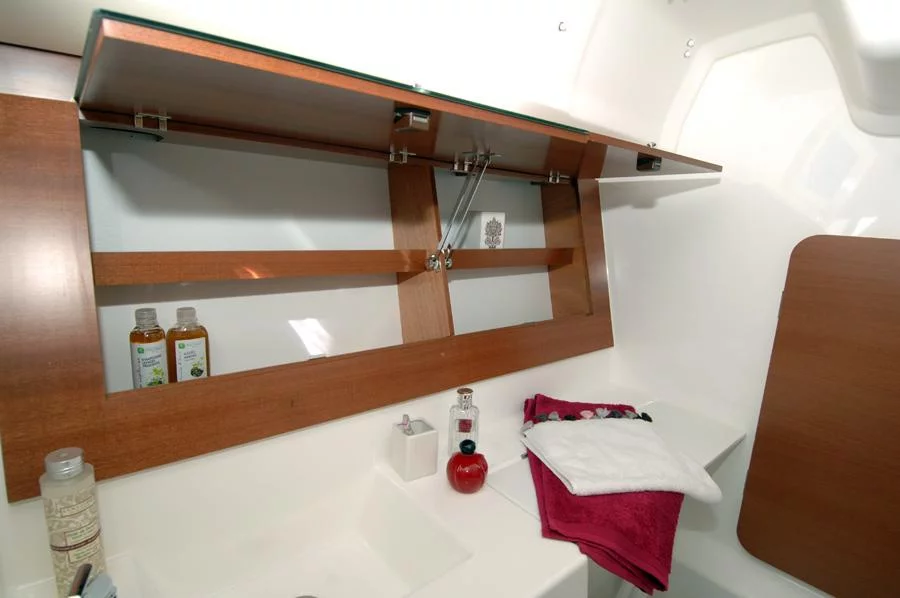 Dufour 335 GL (Lara) Dufour 335 GL bathroom - 4