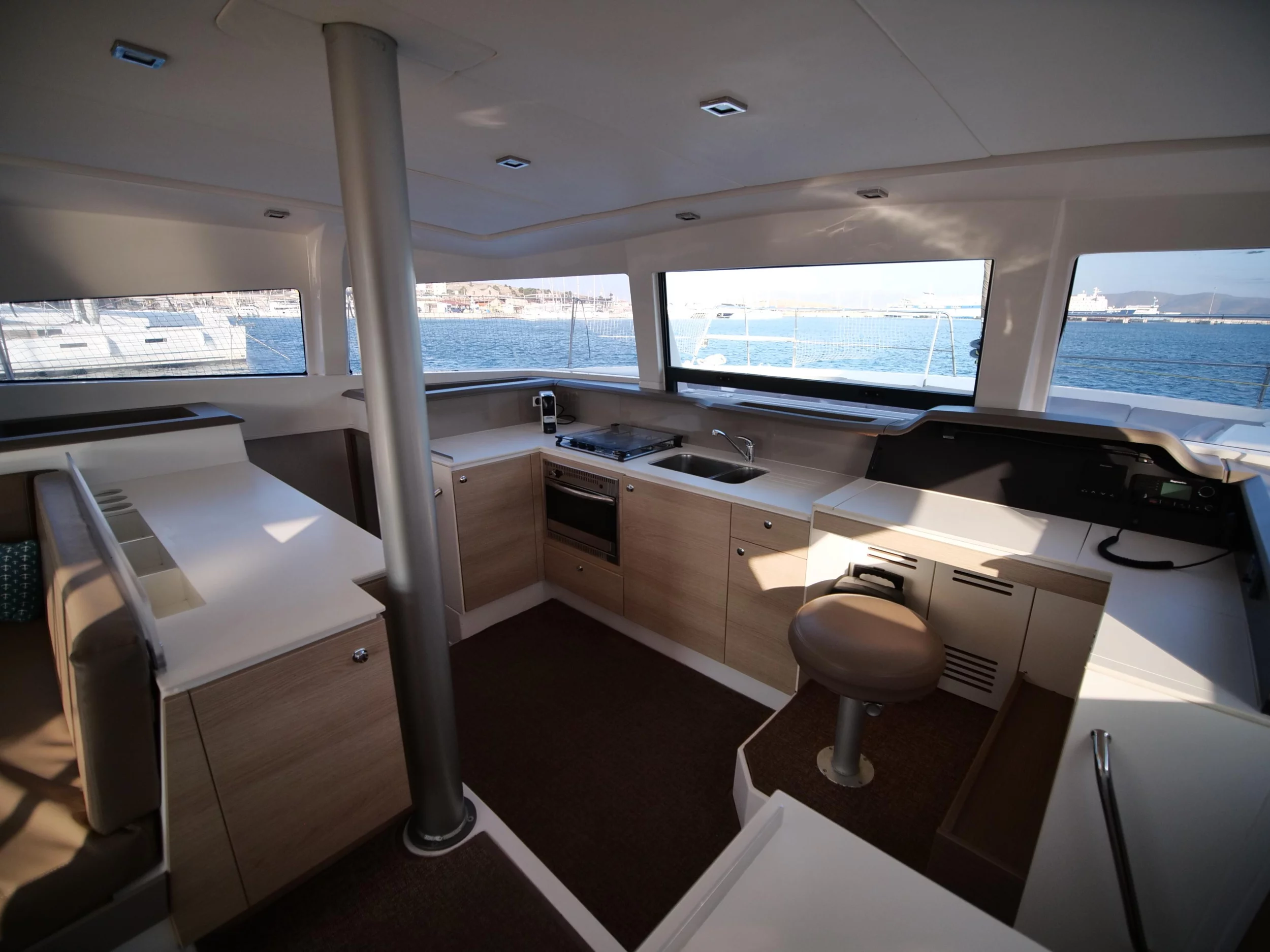 Bali 4.1 (Double Kiss) salon, helm area - 32