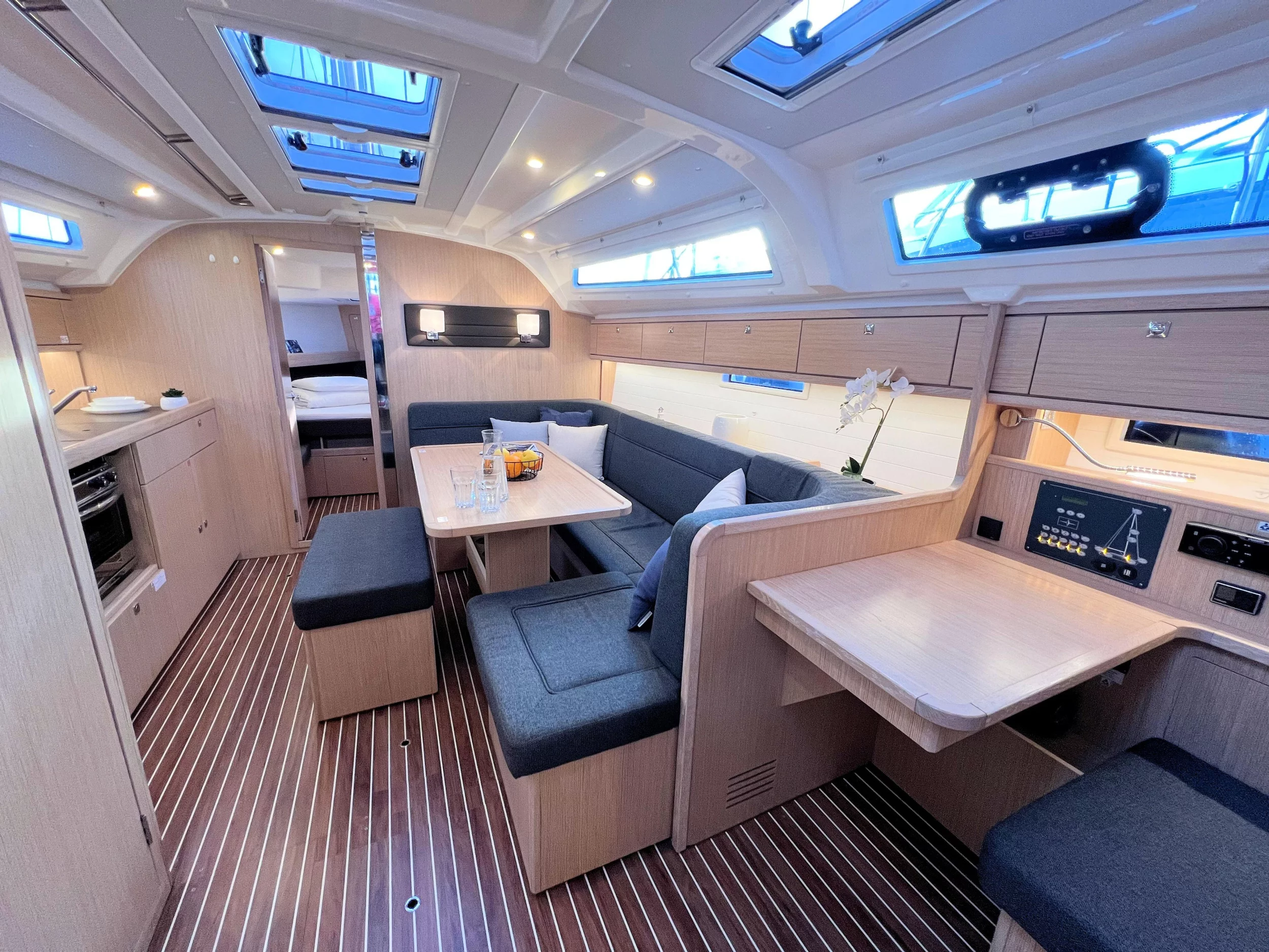Bavaria Cruiser 41 (Panda III) Interior image - 13