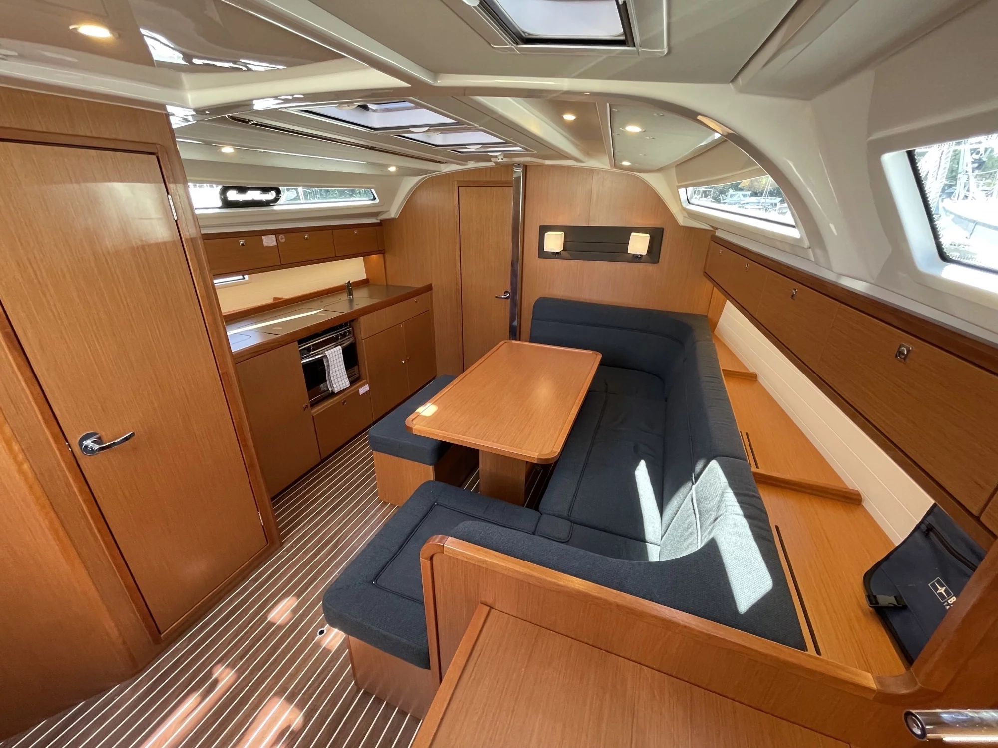 Bavaria Cruiser 41 (ZEPHYR) Interior image - 2