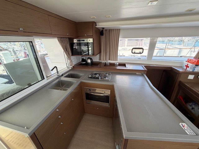 Lagoon 450 Fly — photo 2