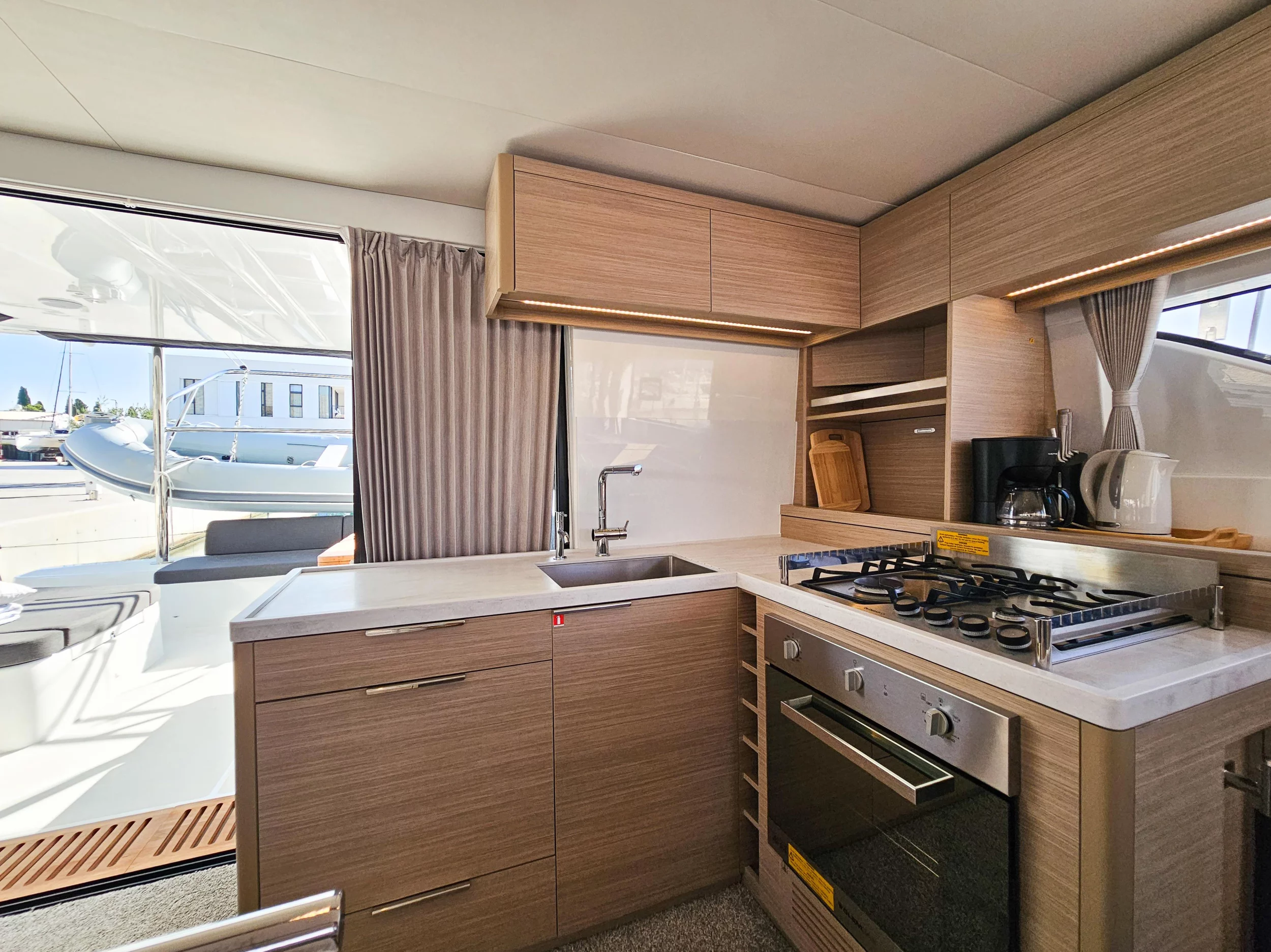 Lagoon 51 Fly (Nevera) kitchen2 - 17