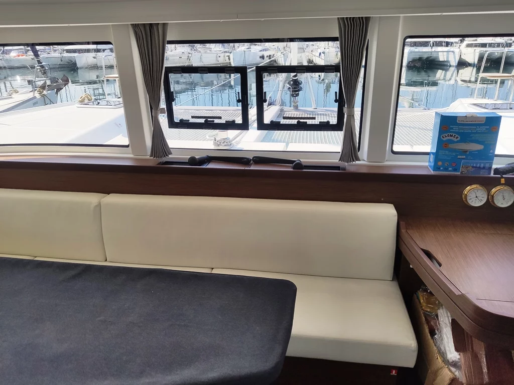 Lagoon 42 (Alberta) Interior image - 3