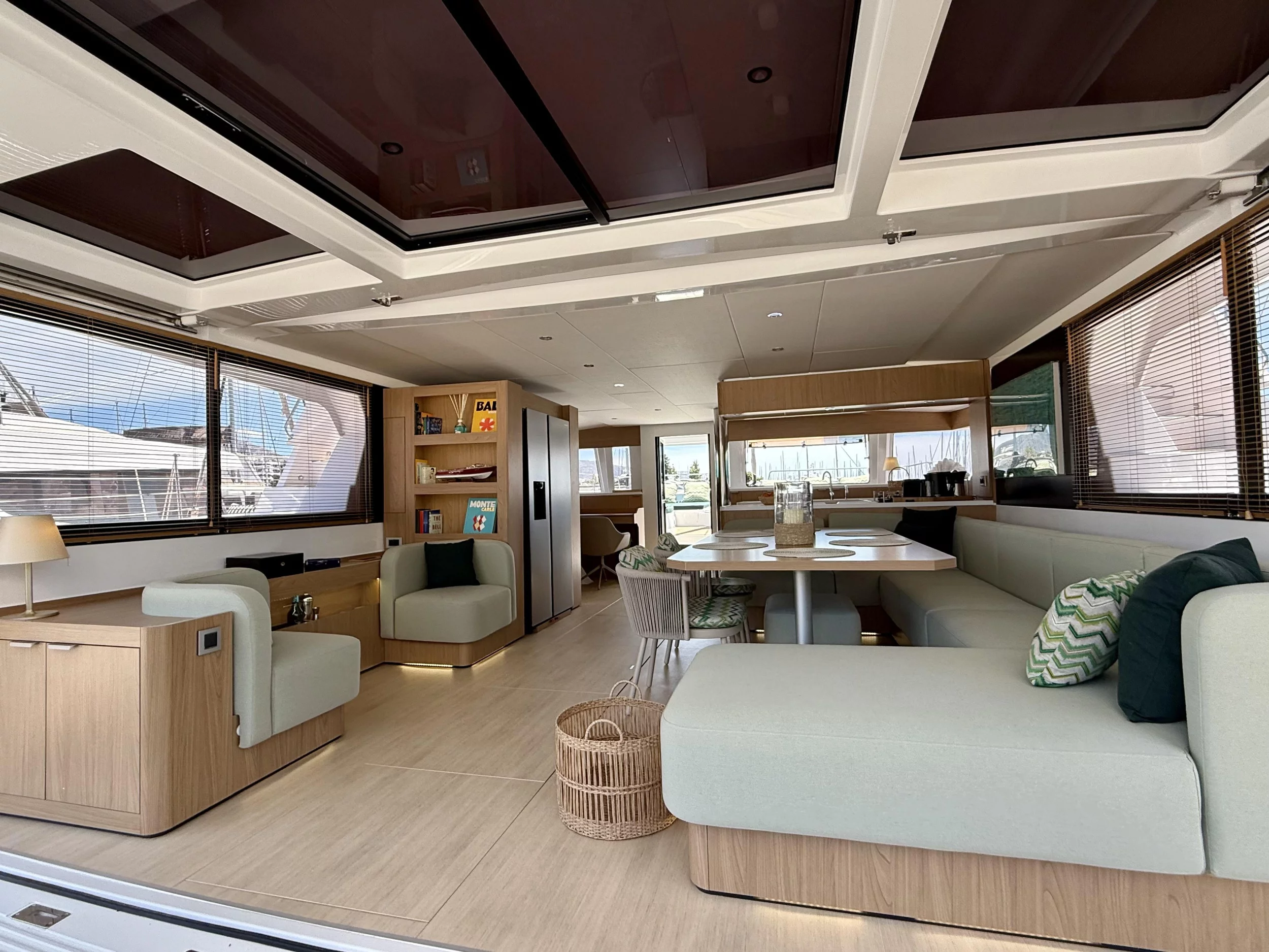 Bali 5.8 (Romar V) Interior image - 5