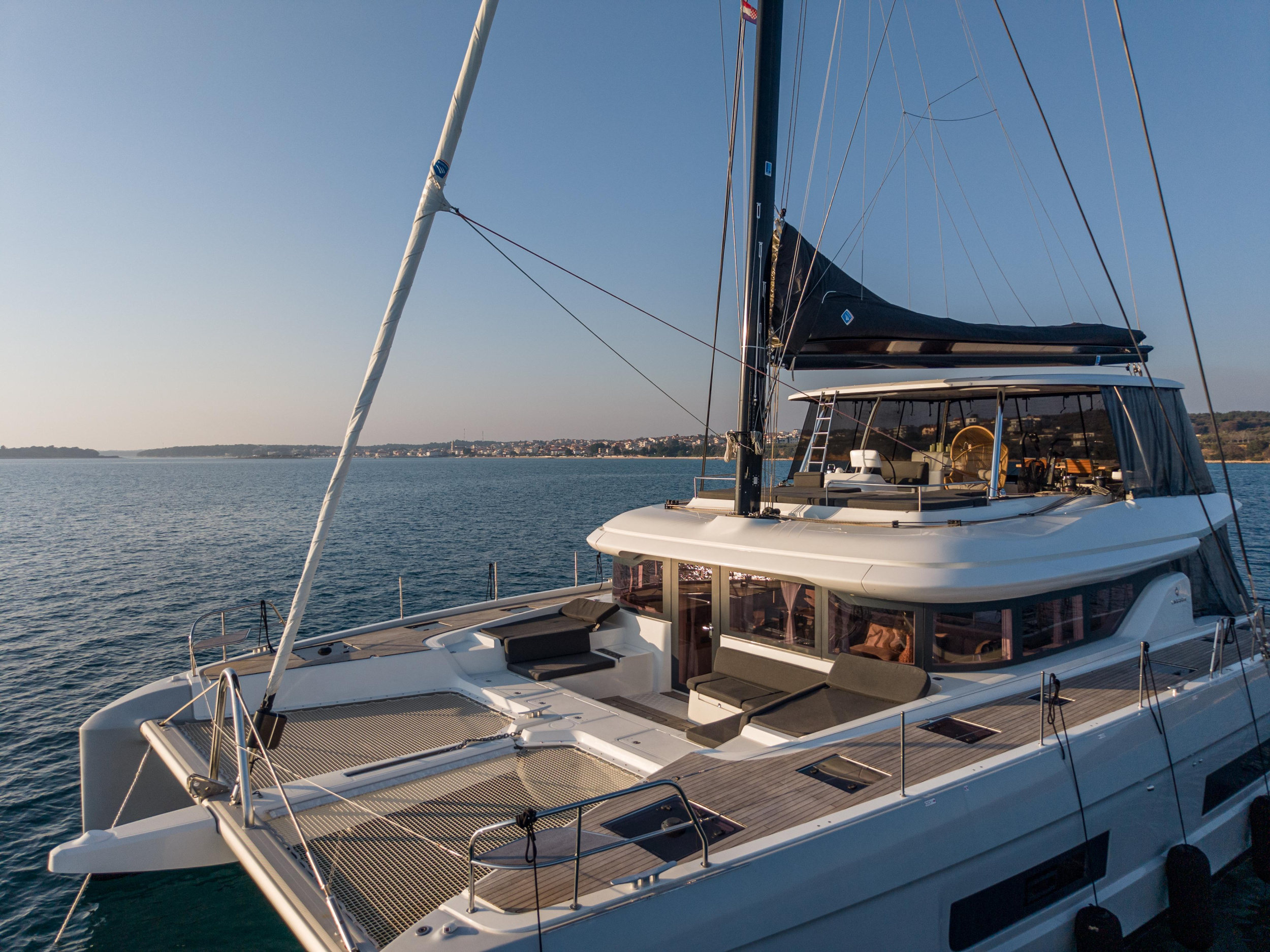 Lagoon 60 — photo 1