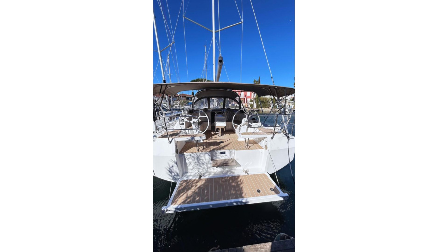 Bavaria C42 — photo 11