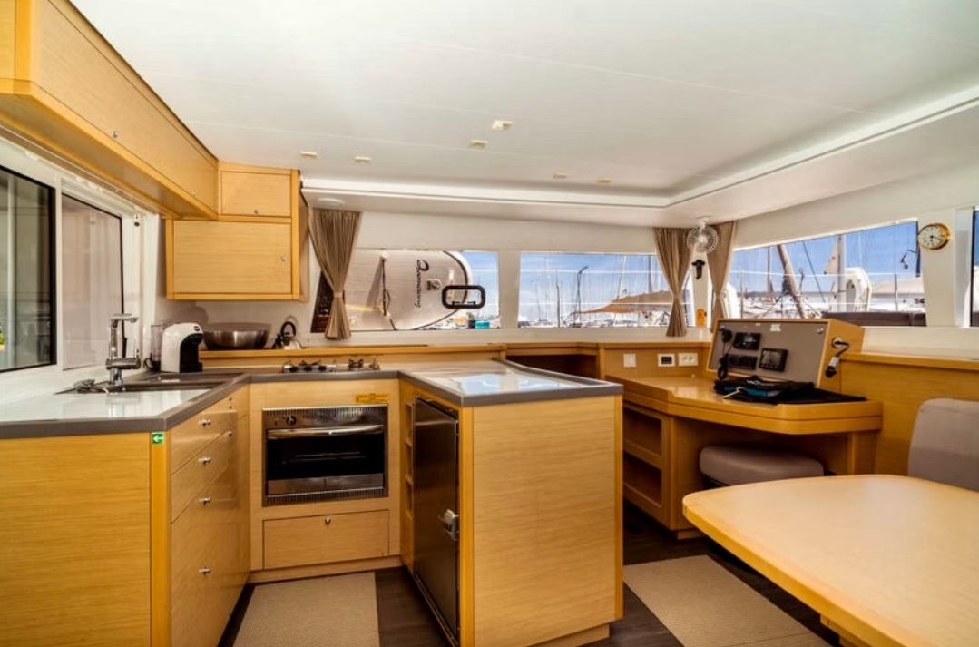 Lagoon 450 Fly — photo 2