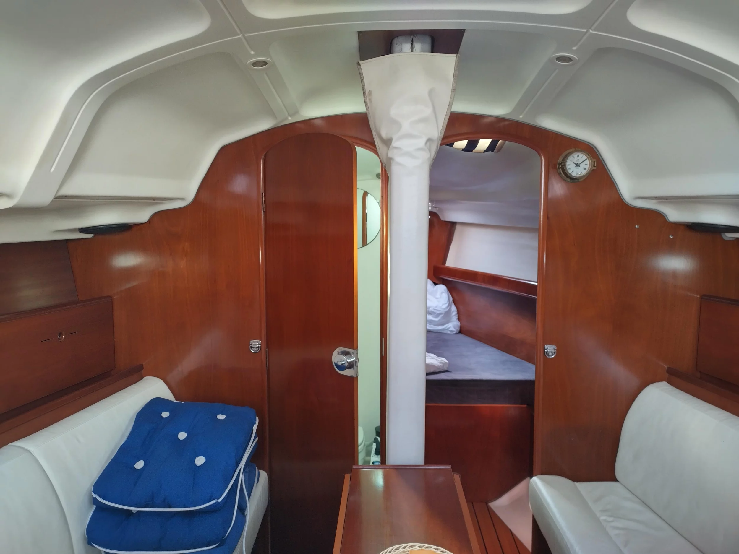 First 36.7 (Grote Beer) Interior image - 4