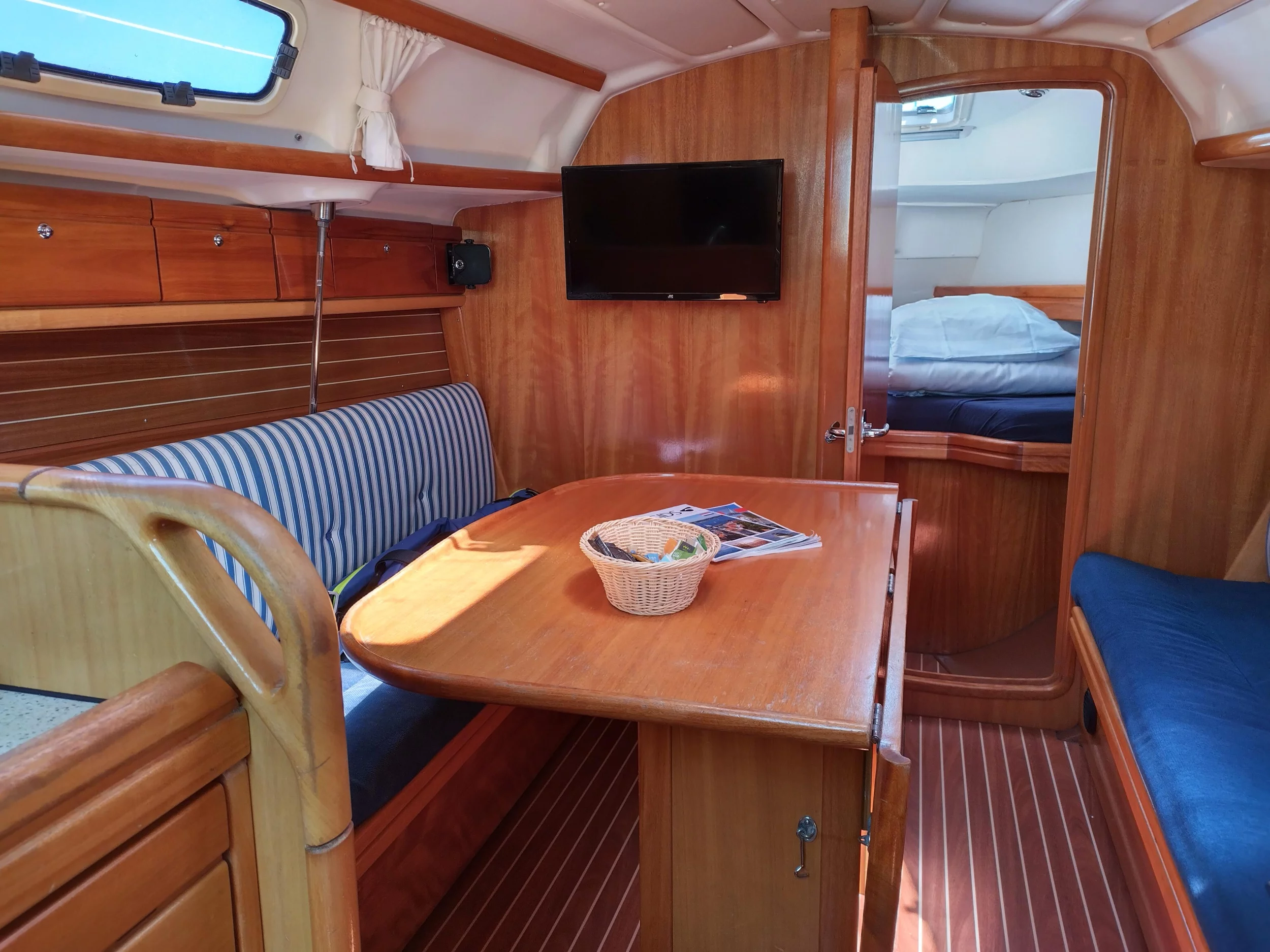 Bavaria 30 Cruiser (Guantanamera) Interior image - 1