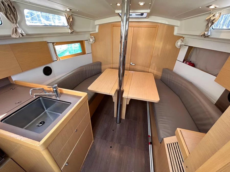 Oceanis 35.1 (Altamarea) Interior image - 15