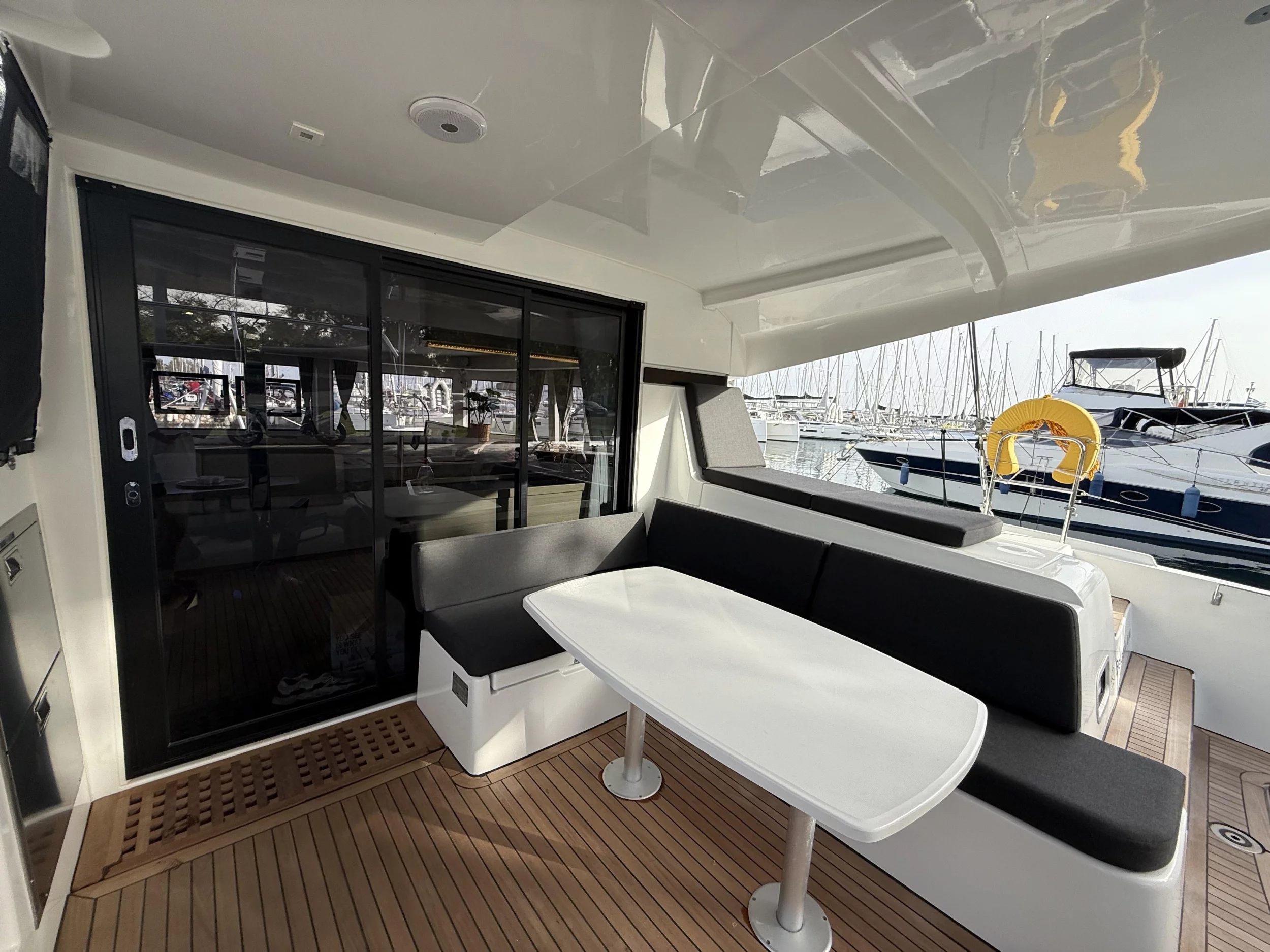 Lagoon 42 (Bellatrix (, Electric Heads))  - 1