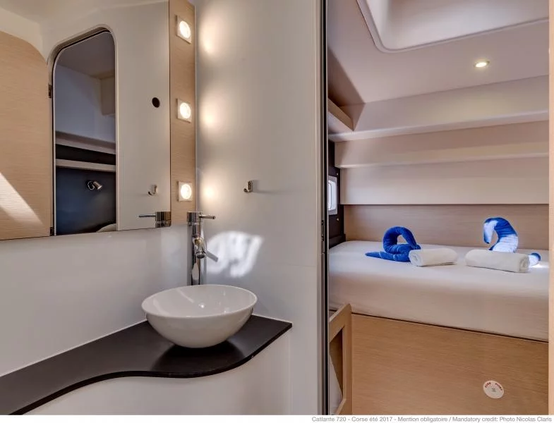 Catalante 720 (Eye Candy) Bath / Cabin - 10