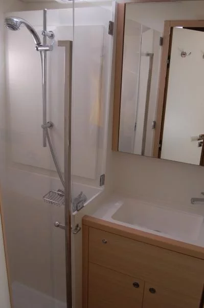 Lagoon 620 (Marlena) Bath 1 - 17