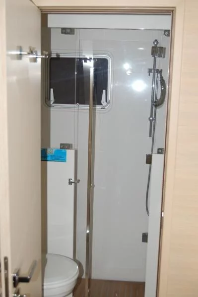 Lagoon 620 (Marlena) Bath 2 - 18
