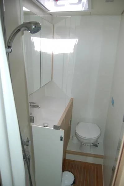 Lagoon 620 (Marlena) Bath / window - 34