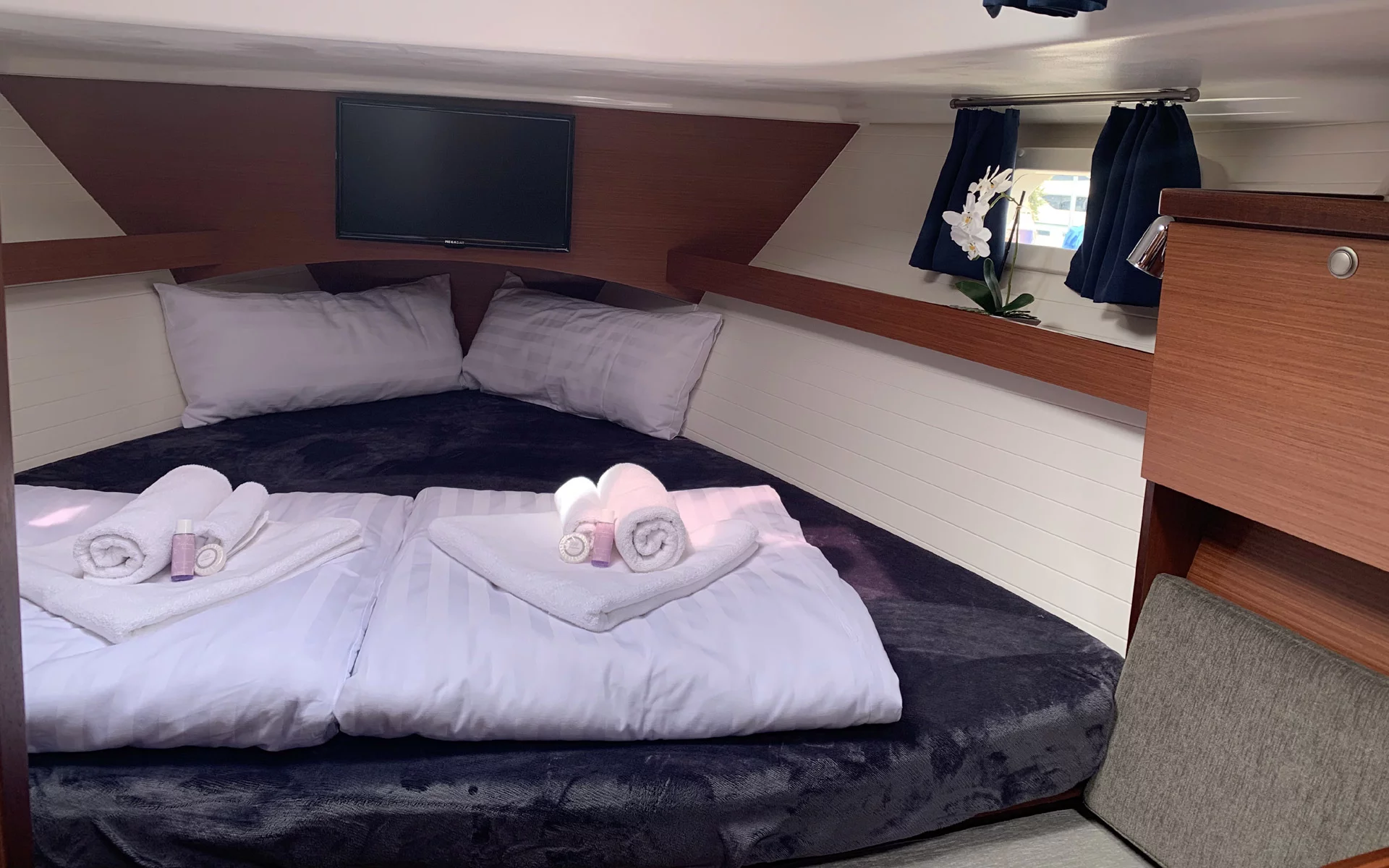 Delphia Escape 1350 (Vamia) main cabin_3 - 13