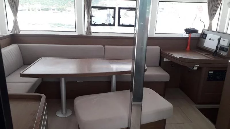 Lagoon 42 (Utopia) Salon/Navigation - 8