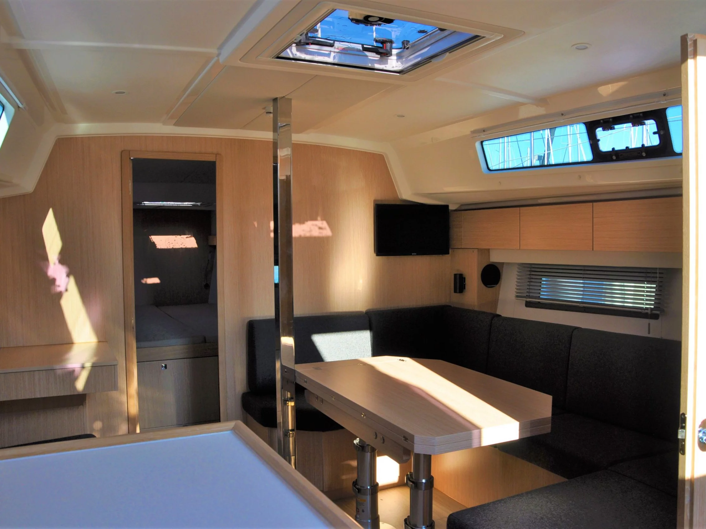 Bavaria C42 (Hope I.) Interior image - 4