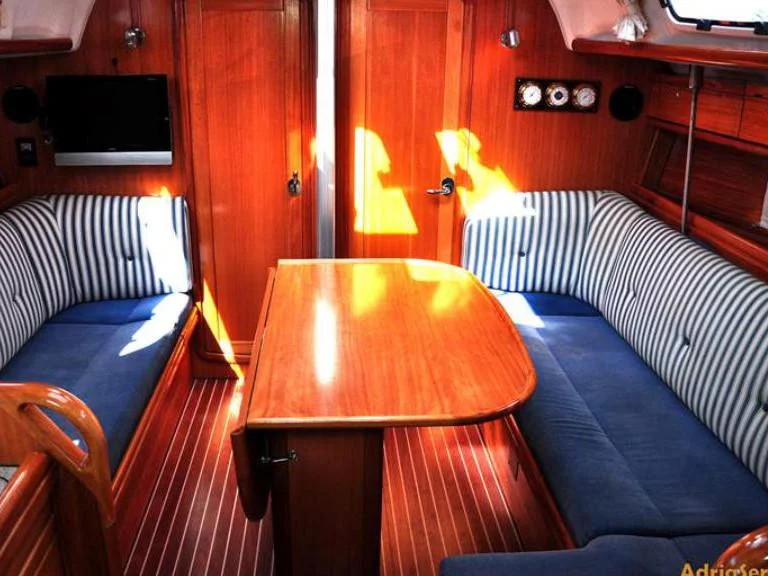 Bavaria 38 Cruiser (Mid AS) Interior image - 2