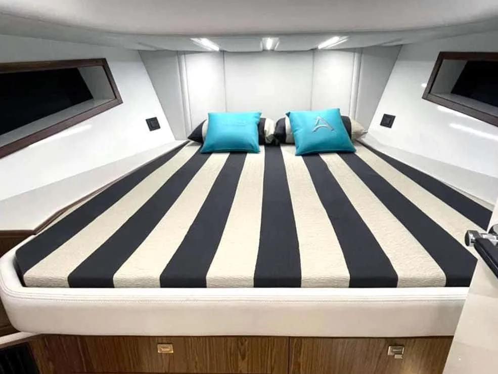Italyure 38 (Federika III) Interior image - 5