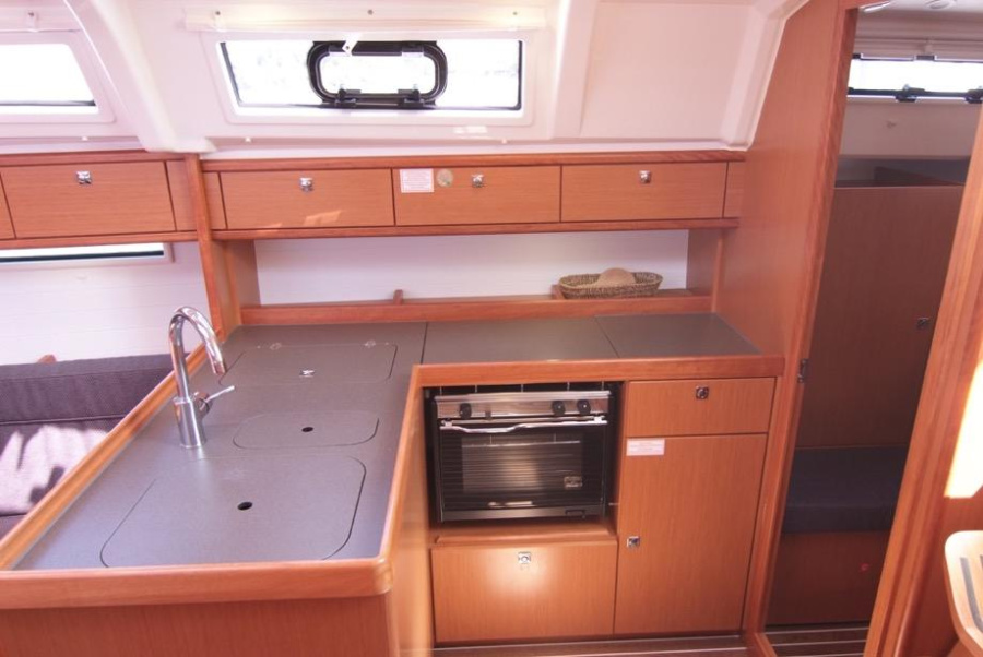 Bavaria Cruiser 37 — photo 8