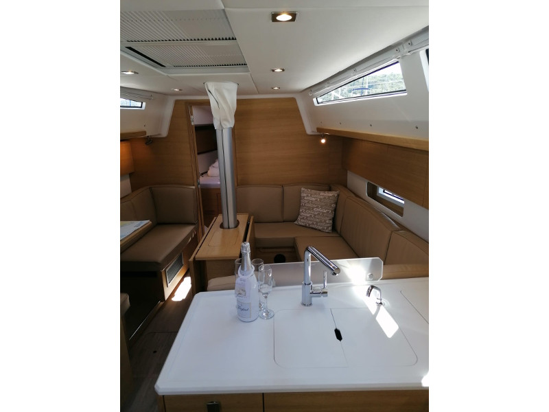 Photo #3 - Elan E5 (LINA 2020 (new sails 2024., air condition)) en Primosten - 19716