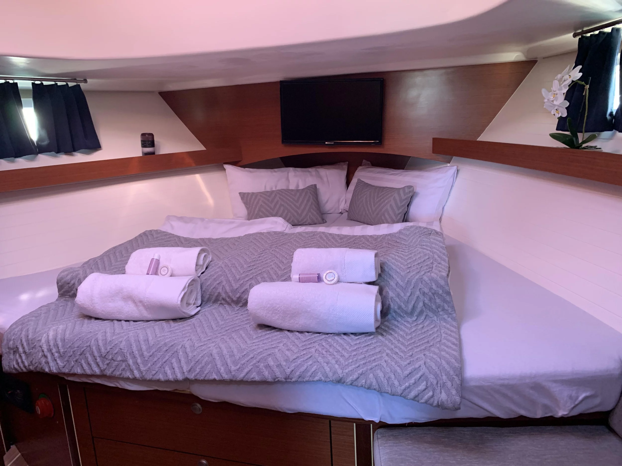 Delphia Escape 1350 (Vamia) main cabin - 16