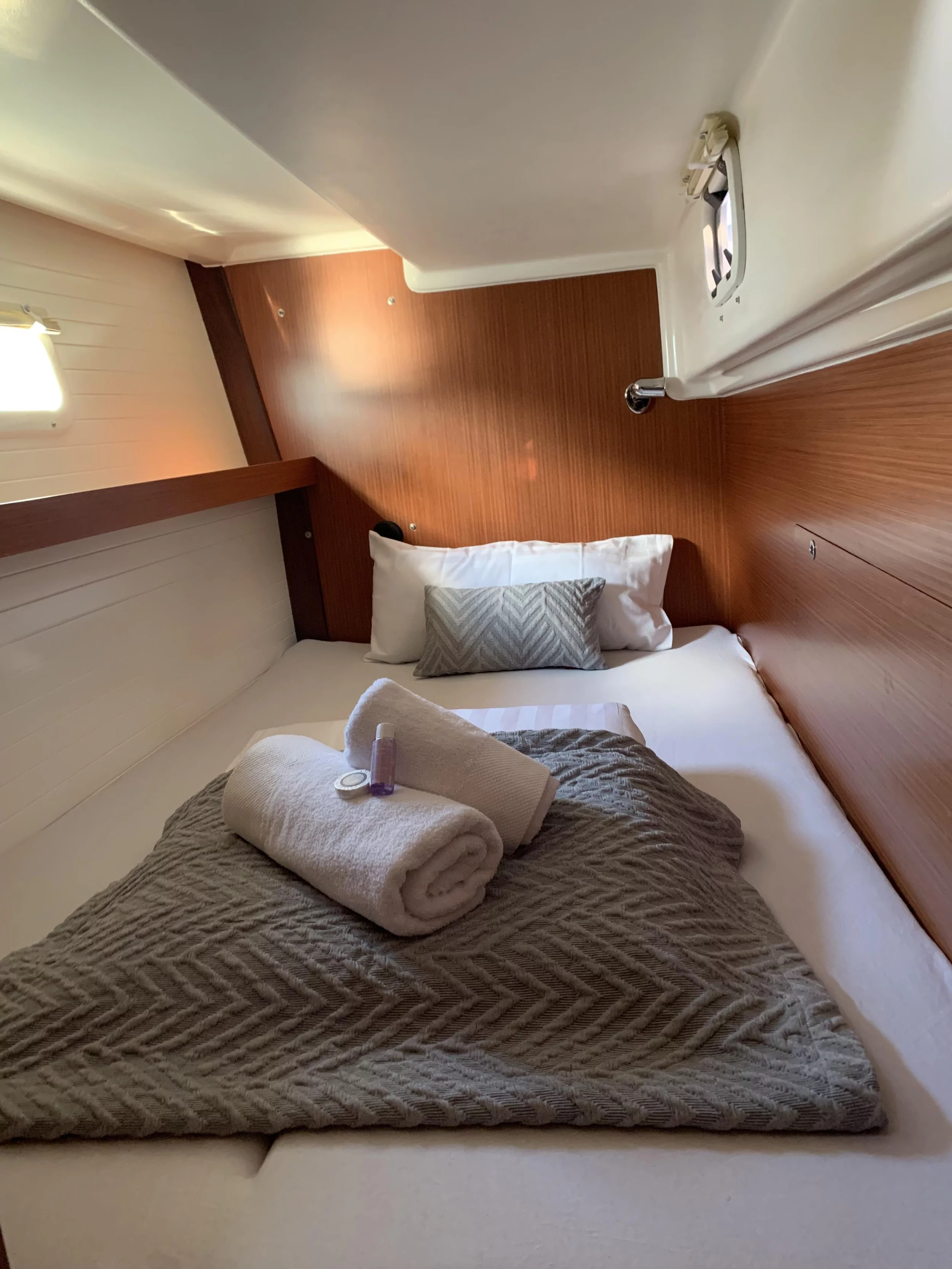 Delphia Escape 1350 (Vamia) stern cabin_R - 5