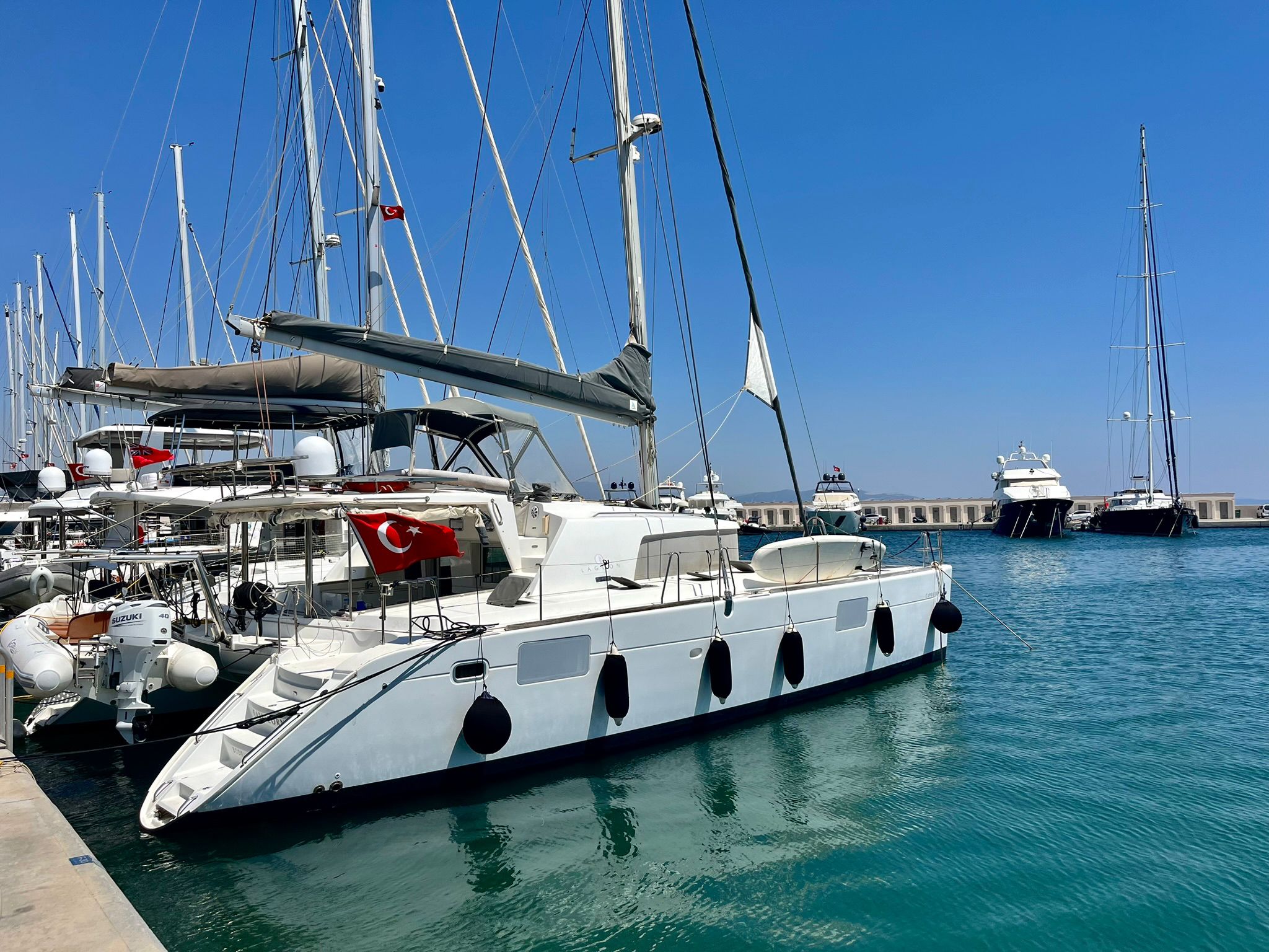 Lagoon 440 — photo 1