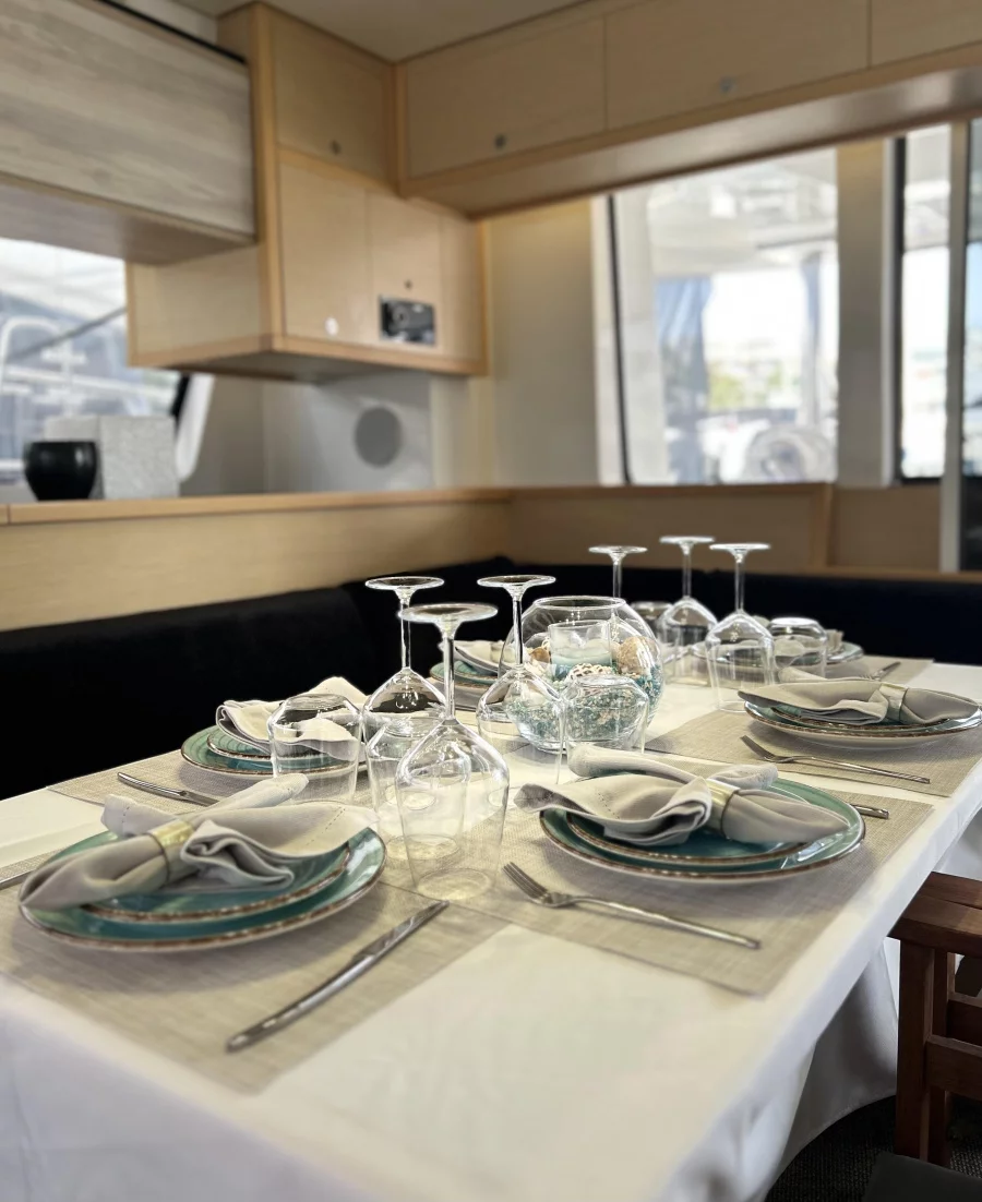 Lagoon 52 (White Pearl)  - 4