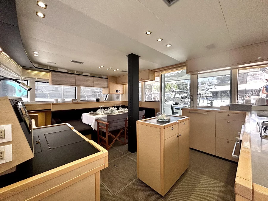 Lagoon 52 (White Pearl)  - 16
