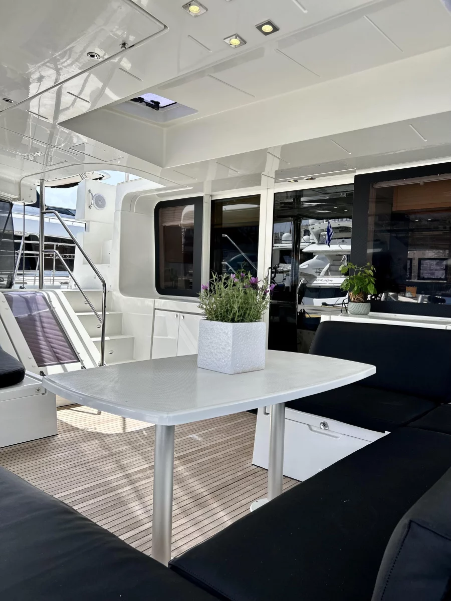 Lagoon 52 (White Pearl)  - 12