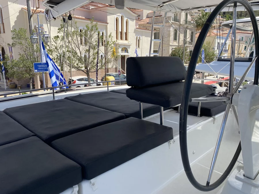 Lagoon 52 (White Pearl)  - 14