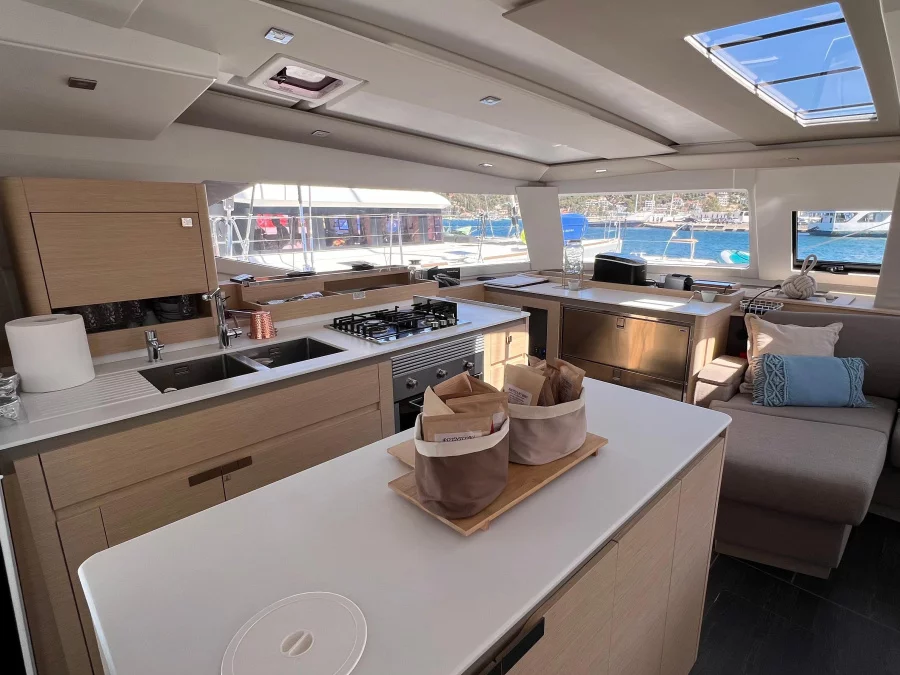 Aura 51 (THREE DEE) Interior image - 14