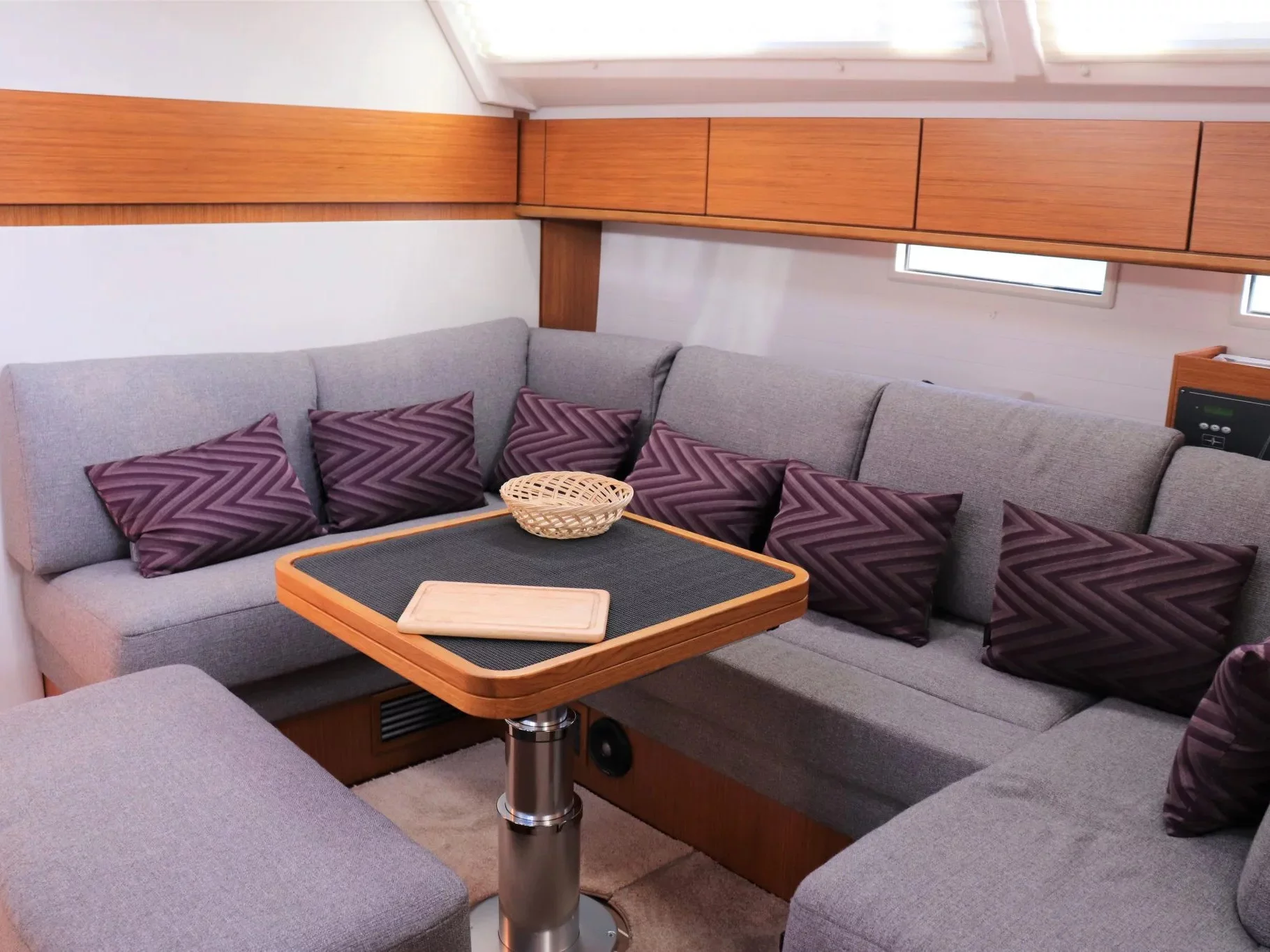 Bavaria Cruiser 46 Style (Slip Stream) Interior image - 3