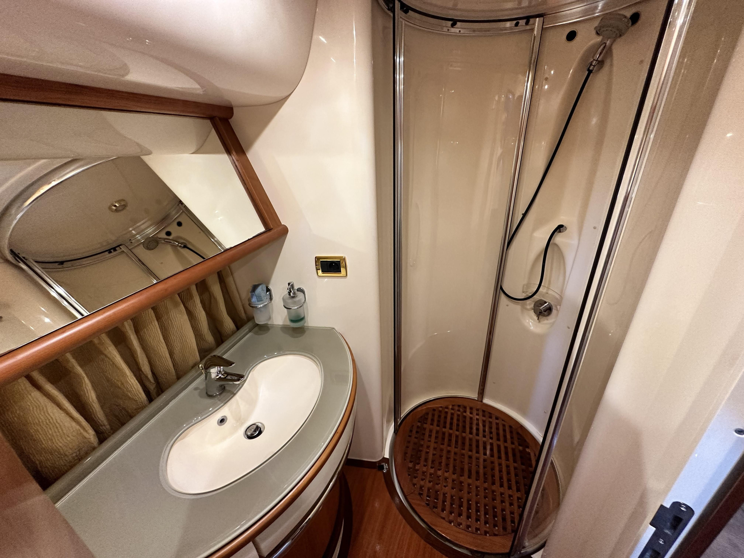 Photo #51 - Azimut 62 Evolution (L'Eclair 3) in Golfe Juan - 22407