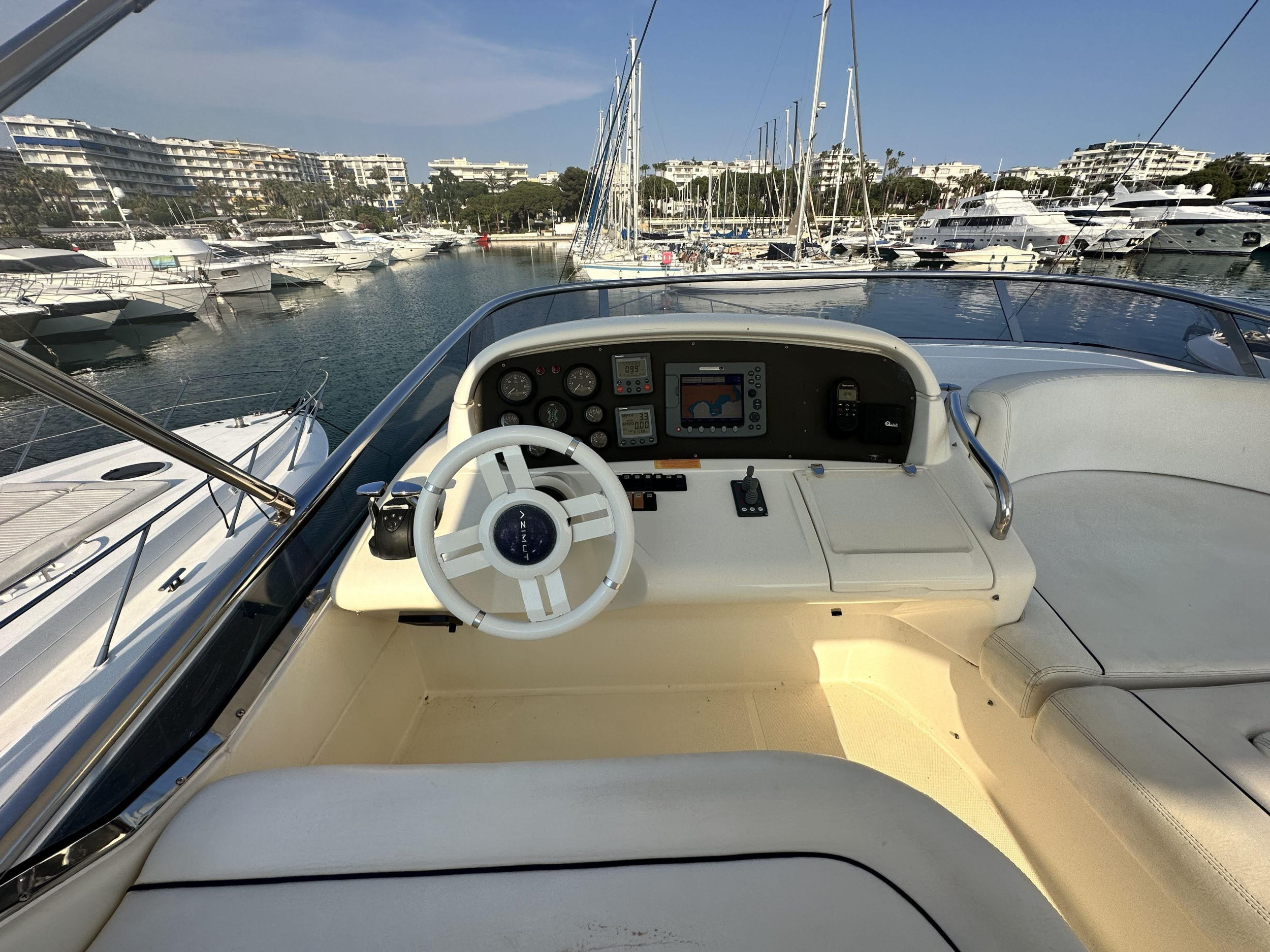 Photo #32 - Azimut 62 Evolution (L'Eclair 3) in Golfe Juan - 22407