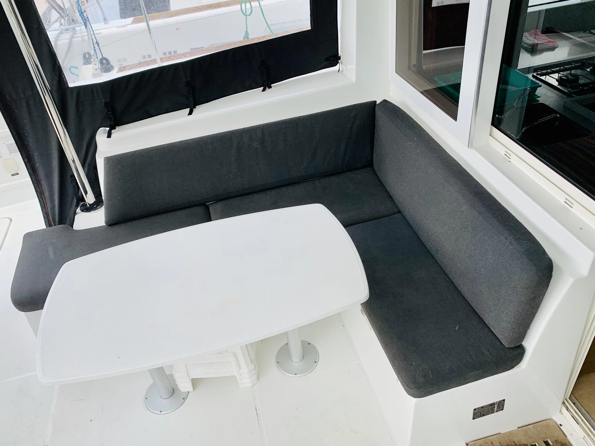 Lagoon 40 (Unique) Lounge - 11